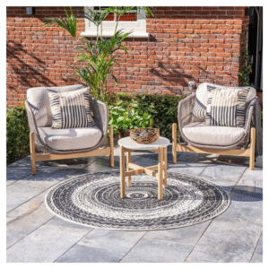 Talara loungeset op terras met zwart-wit rond buitenkleed en decoratie