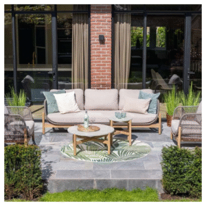 Talara loungeset op terras met ronde tafel en comfortabele kussens
