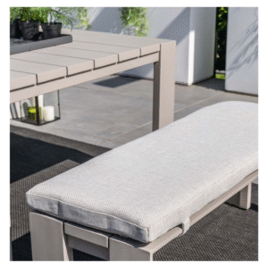 Taupe aluminium tuintafel met bijpassend bankje in moderne tuin