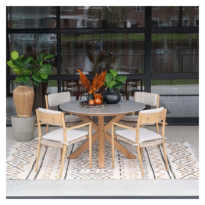 Sfeervolle tuintafelopstelling met vier stoelen en ronde houten tafel