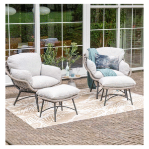 Twee Garden Impressions loungestoelen met voetenbanken op terras voor glazen schuifdeur