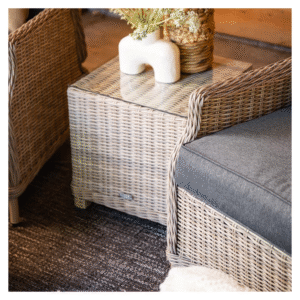 Close-up van wicker bijzettafel met glazen blad, behorend bij Veracruz loungestoel set