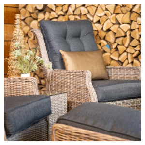 Close-up van Veracruz loungestoel met armleuning in wicker vintage willow en donkergrijs zitkussen
