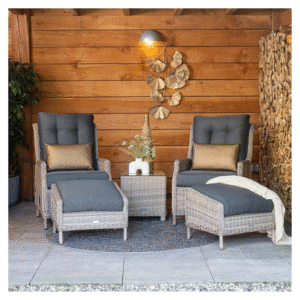 Twee Veracruz verstelbare loungestoelen met voetenbanken en bijzettafel in overkapping, wicker vintage willow