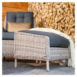 Close-up van voetenbank van Veracruz loungestoel in wicker vintage willow met donkergrijs kussen