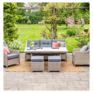 Wicker loungeset met grijze kussens in tuinopstelling met accessoires