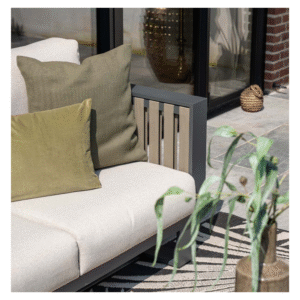 Zijaanzicht Bologna loungeset met groene sierkussens en planten