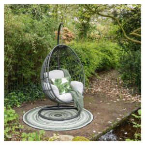 Panama hangstoel eivorm met earl grey kussens in tuin bij vijver