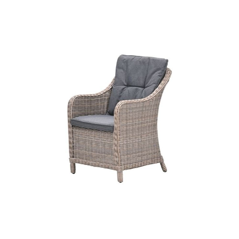 Wicker loungestoel met hoge rugleuning en grijze kussens, schuin vooraanzicht
